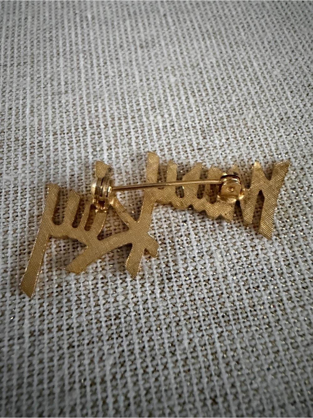Mary Kay Gold Script Logo Pin - Picture 3 of 3